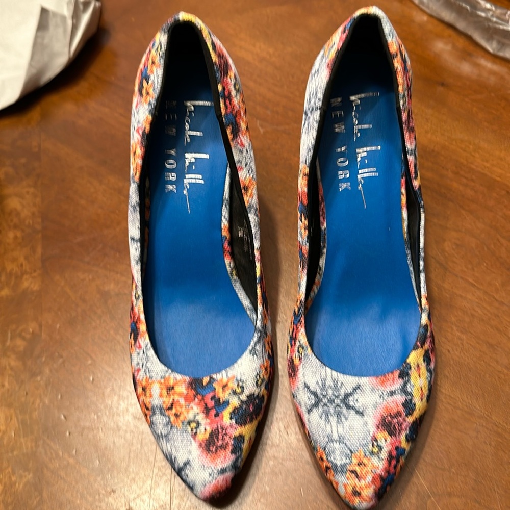 New no tag size 7M Nicole Miller floral heels light grey/blue floral very pretty